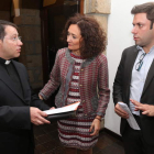 La alcaldesa, en compañía del edil Iván Alonso, firmó con el ecónomo del Obispado, Víctor Murias, el plan de colaboración .