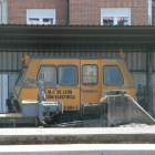 La dresina, bajo un hangar de chapa, estacionada en la estación de Renfe de Ponferrada.