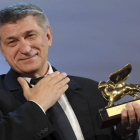 Deanie Yip posa con el premio a la mejor actriz.