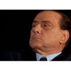 Silvio Berlusconi sigue, con aspecto circunspecto, la intervención de Gianfranco Fini, hoy, en Roma.