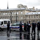 Miembros de la policía acordan las inmediaciones de la catedral de Notre Dame de París, Francia hoy 6 de junio de 2017 donde un agente disparó a un hombre que había intentado agredirle en la explanada frente a la catedral de Notre Dame de París.