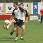 Diego Cascón controla el esférico en el campo del Navarro asturiano