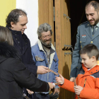 La alcaldesa en el reparto de almendras garrapiñadas a la salida de misa. ACACIO