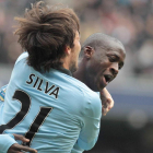 Silva abraza a Yaya Touré en el primer gol del Ciy.