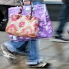 Una viandante lleva bolsas de compras.