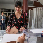 La líder de Podemos Andalucía vota el pasado 28 d eabril en Cádiz.
