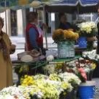 El mercadillo de flores ocupa la calle Juan de Lama