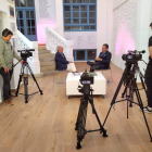 Un momento de la entrevista realizada por José María Viejo a Antonio Colinas. DL