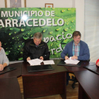 El alcalde de Carracedelo y la Mesa del Castaño ya han firmado el convenio de colaboración. DL