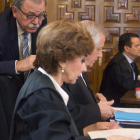 El exjefe del servicio de Industria en Zamora, José Bahamonde, se dirige a sus abogados. MONTESINOS