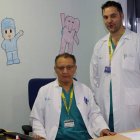 El jefe del servicio de Cirugía Pediátrica, Erik Ardela, y el cirujano pediátrico José María Pradillos.