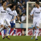 Marcelo celebra con sus compañeros, Cristiano Ronaldo y Khedira, su gol marcado ante el Espanyol.