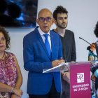 El rector, Juan Carlos Ayala, y el presidente del Consejo de Estudiantes Ramón Sánchez. RAQUEL MANZANARES