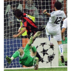 El jugador del Milán Filippo Inzaghi anota un gol al Madrid.