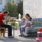 Dos de las familias instalaron en la calle todos sus enseres tras serles comunicado el desalojo