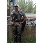 Un pescador en el coto de Sardonedo, en el río Órbigo.