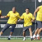 Piqué, Pedro, Valdés y Thiago se ejercitaban ayer tras la vuelta al trabajo del Barcelona.