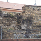 Detalle del tramo de la muralla en Era del Moro que está al borde del desplome. FERNANDO OTERO PERANDONES