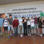 Chus Alonso, rodeado de varios de sus alumnos, entre ellos Nuria Lugueros y Saúl Ordóñez, durante el homenaje. ANA F. BARREDO
