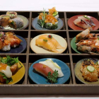 El sushi no se muerde, no se deja esperando en el plato, no se comparte, no se puede abandonar la mesa para ir al baño mientras se come y, sobre todo, no se le añade más salsa de soja.