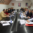 Reunión de representantes de los grupos parlamentarios, sindicatos y delegados de Azucarera Ibérica para abordar el futuro de la remolacha en la provincia de León