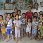 El vietnamita Tong Phuoc Phuc, rodeado de los niños que ha acogido en su casa en la ciudad de Nha Trang. ERIC SAN JUAN