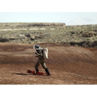 Un geólogo trabaja con aparatos que serán utilizados en una futura exploración marciana.