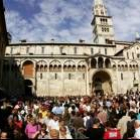 Miles de personas se agolpan a las puertas de la catedral de Módena para despedir a Pavarotti