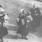 Varias mujeres se trasladan con sus hijos y un pequeño equipaje en los días de la guerra en León