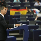 El rey Felipe, durante su discurso, con una bandera republicana y una independentista gallega al fondo, este miércoles en el Parlamento Europeo.