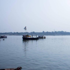 Embarcaciones tradicionales navegan en el Ganges. CC