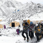 Equipos de rescate buscando entre los escombros cerca de Katmandú, ayer.