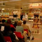 Oswaldo López, durante la jornada de ayer en el centro comercial