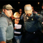 Maite Zaldívar ingresa en prisión escoltada por guardias civiles.
