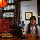 María José Alonso, actual titular de la farmacia Merino, que compró su padre en los años treinta del siglo pasado.