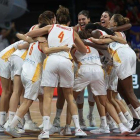 La jugadoras de la selección española celebran su victoria sobre el combinado de Bélgica a la finalización del encuentro por la medalla de bronce del la Copa del Mundo de Baloncesto Femenino FIBA 2018 disputado en el Santiago Martín Arena de Tenerife.