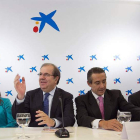 Silvia Clemente, Juan Vicente Herrera y el director de Caixabank, Alcaraz, durante la firma.