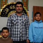 Jabed Ahktar con los dos hijos que viven desde enero con él en León.
