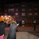 Dos residentes del tercer piso en pijama, y al fondo los del segundo entran a recoger enseres. ANA F. BARREDO