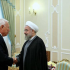 García-Margallo saluda al presidente iraní, Hassan Rohaní, ayer, en Teherán.