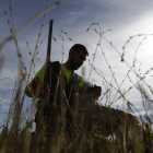 Un cazador junto a su perro en una jornada de caza en el campo leonés. FERNANDO OTERO