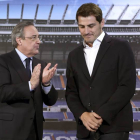 El guardameta español Iker Casillas recibe el aplauso del presidente del Real Madrid, Florentino Pérez, durante la depedida institucional que el club le ha brindado esta mañana en el palco de honor del estadio Santiago Bernabeu.