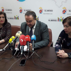 Bello, Courel y la gerente del Banco de Tierras, Beatriz Anievas, ayer. DL