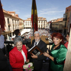 Gigantes, cabezudos y tamboritero, en la plaza Mayor.