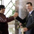Encuentro entre Asad y el recién asesinado, Gadafi, en una cumbre de la Liga Árabe en el 2008.