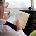 Un piloto consulta una carta aeronáutica en uno de los aviones del Aero Club de León