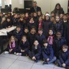 Alumnos de primero y de segundo de Agustinas, con sus profesores, en la redacción del periódico.