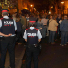 Unos mossos el día del referéndum junto a un colegio en el barrio de Sants de Barcelona. TONI ALBIR