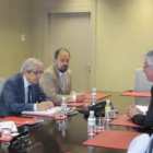 Azuara, en el medio con dos directores de la Ciuden, y, frente a él, el rector José Ángel Hermida.