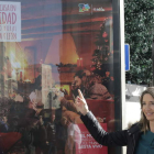 La consejera, ayer, señalando uno de los carteles que se pueden ver por todo Madrid.